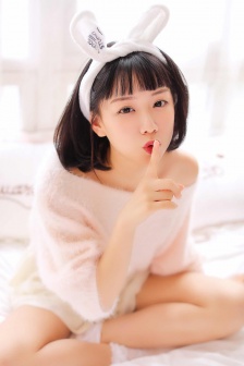 在体育馆地板上做